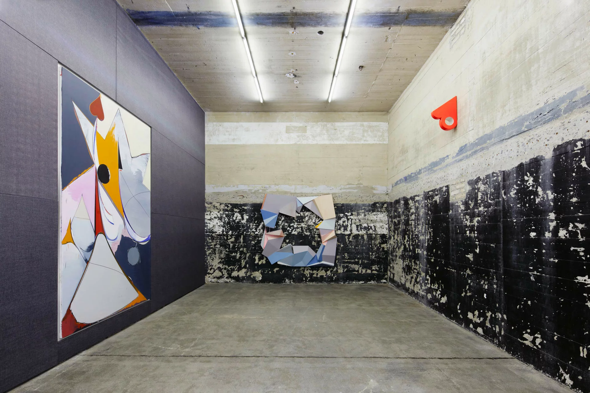 Drei Thomas-Scheibitz-Werke im Boros Bunker: farbenreiches Gemälde, pastellfarbene Skulptur und orange Wandobjekt „Stevia“.