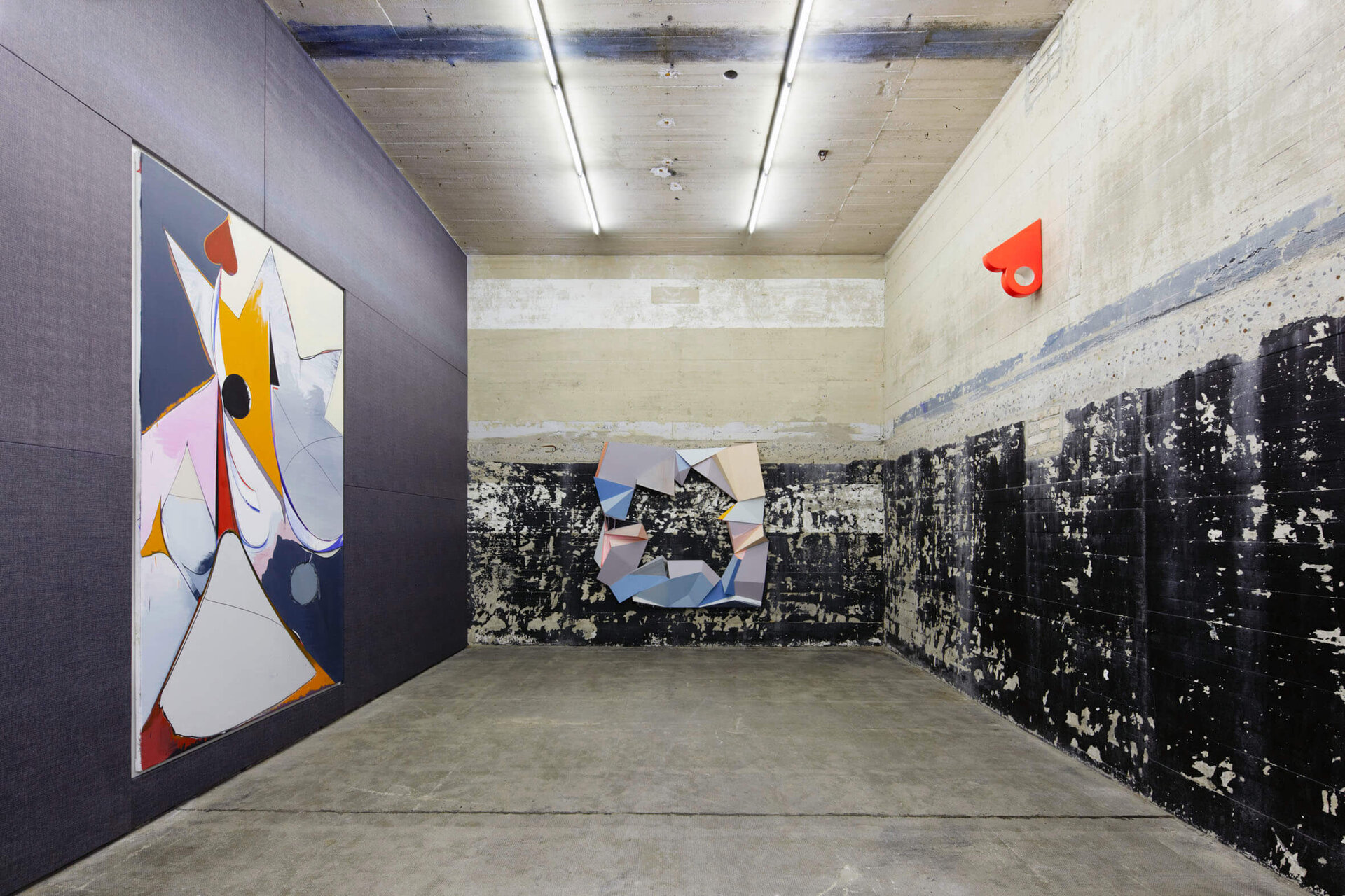 Drei Thomas-Scheibitz-Werke im Boros Bunker: farbenreiches Gemälde, pastellfarbene Skulptur und orange Wandobjekt „Stevia“.