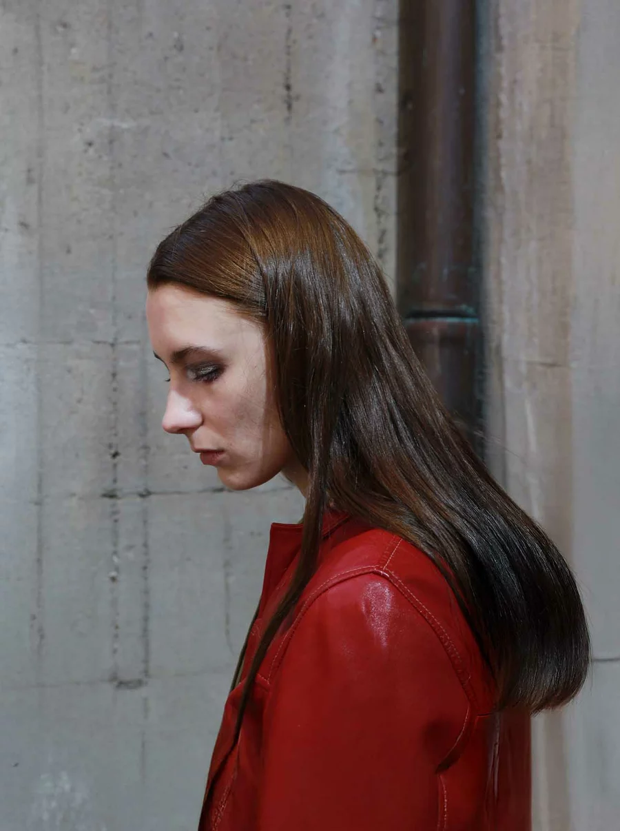 Porträt von Elvo vor grauer Betonwand, Teil des Teams der Boros Collection.