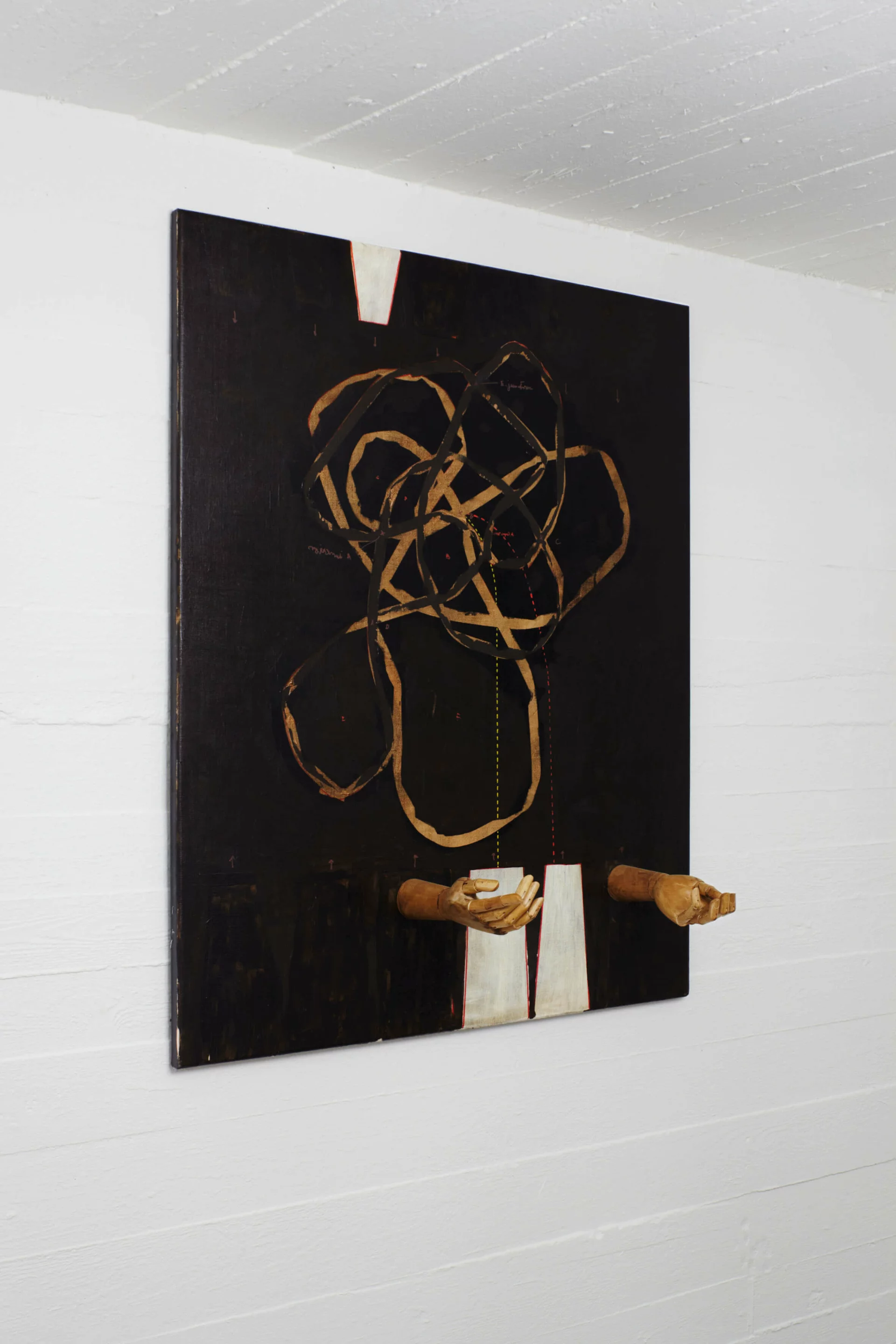 Thomas Zipps NEUROPLANT (2012): Dunkles Gemälde mit verworrenen Linien und zwei hölzernen Armprothesen aus der Leinwand.