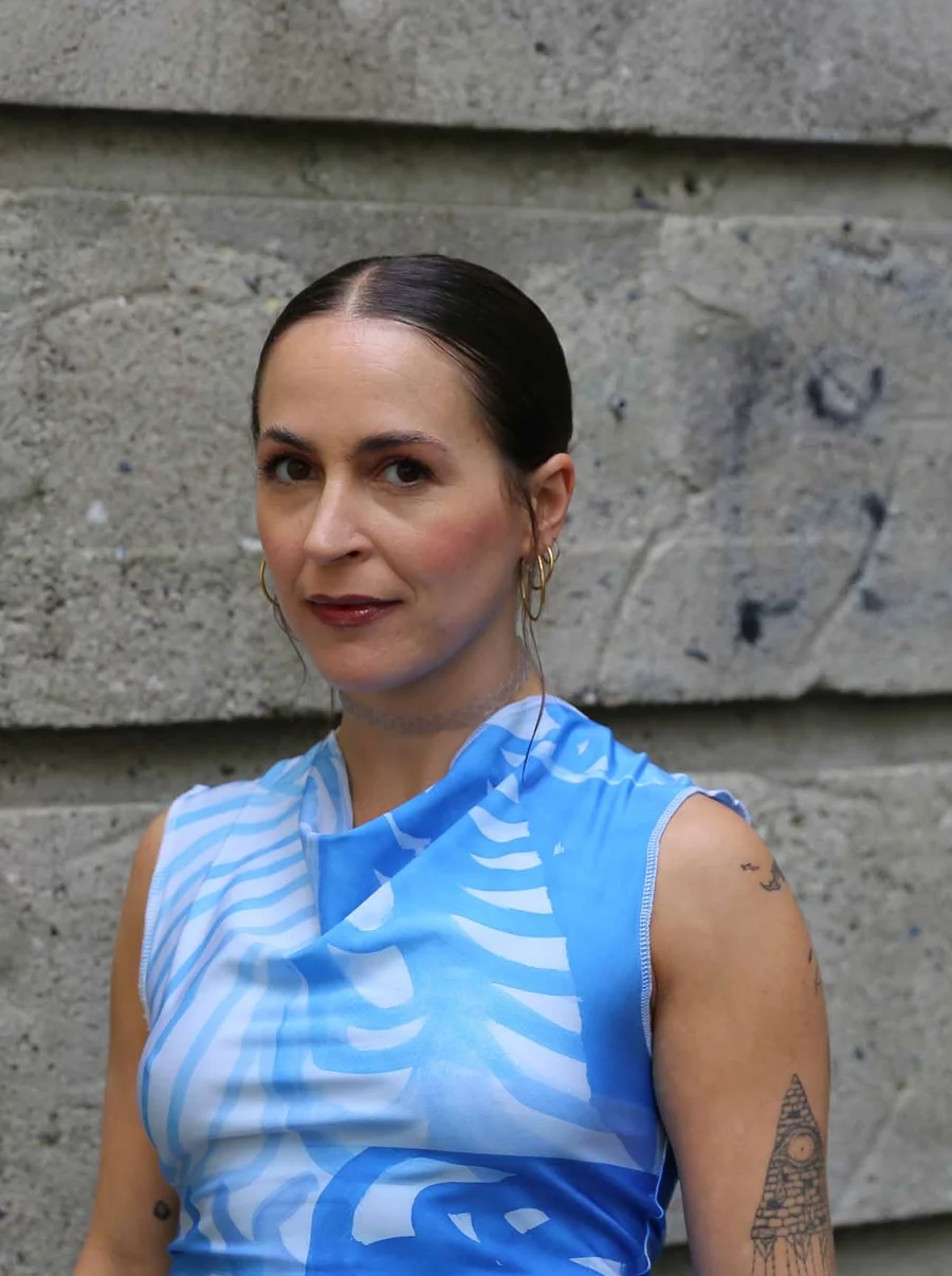 Porträt von Irene im blauen Kleid vor Betonwand, Teammitglied der Boros Collection.