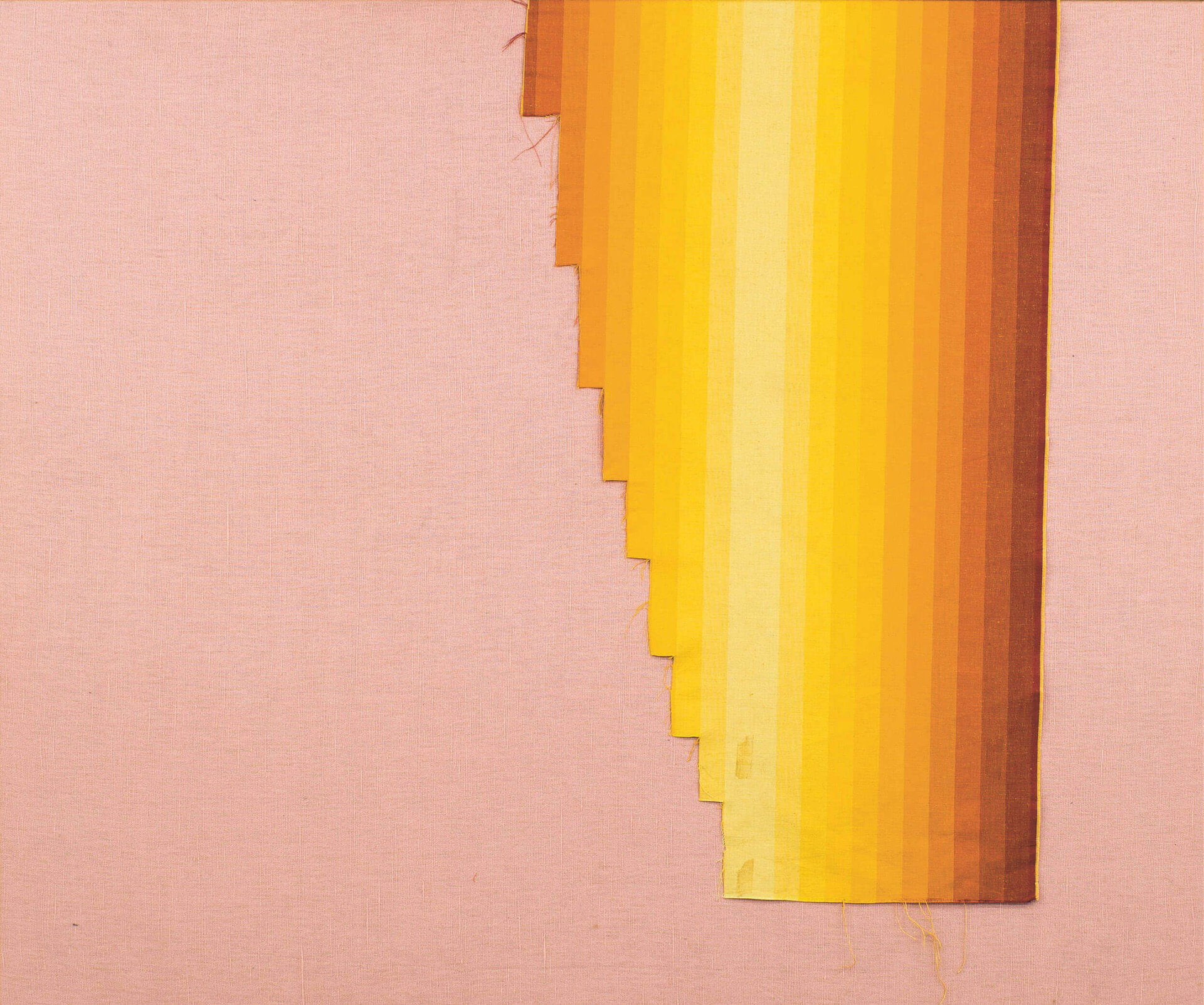 Textilarbeit mit vertikal gestreiftem Stoff in Gelb- und Brauntönen auf roséfarbenem Leinenhintergrund.