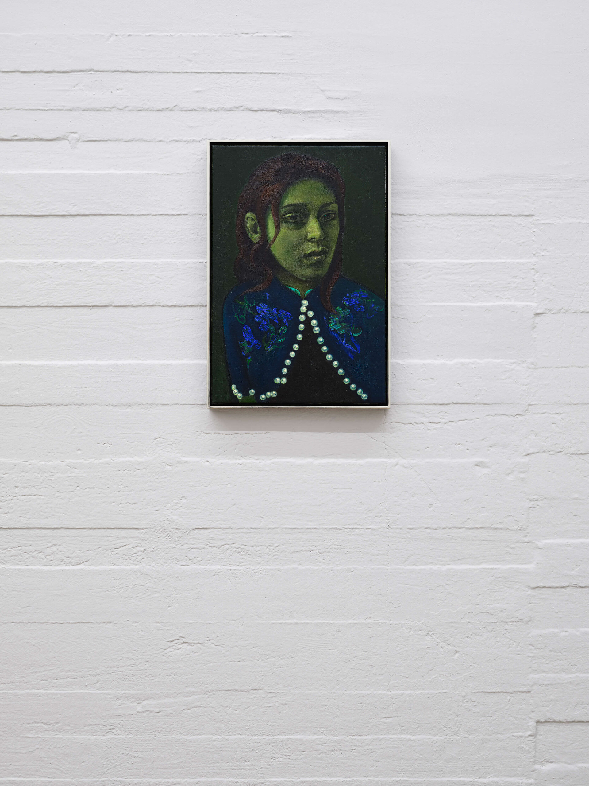 Porträt einer Frau mit grünem Gesicht auf dunklem Grund, verziert mit Perlen und floralen Details, gezeigt im Boros Bunker Berlin