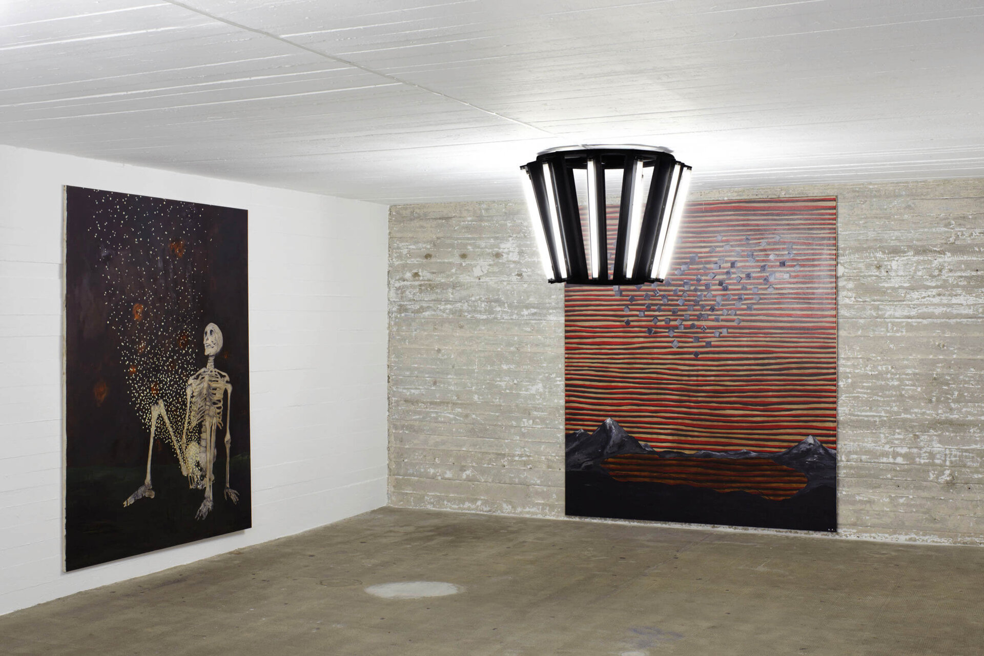 Zwei Gemälde von Thomas Zipp zeigen ein Skelett mit Lichtpunkten (Danae, 2006) und eine abstrakte Landschaft (D.A., 2007) im Boros Bunker.
