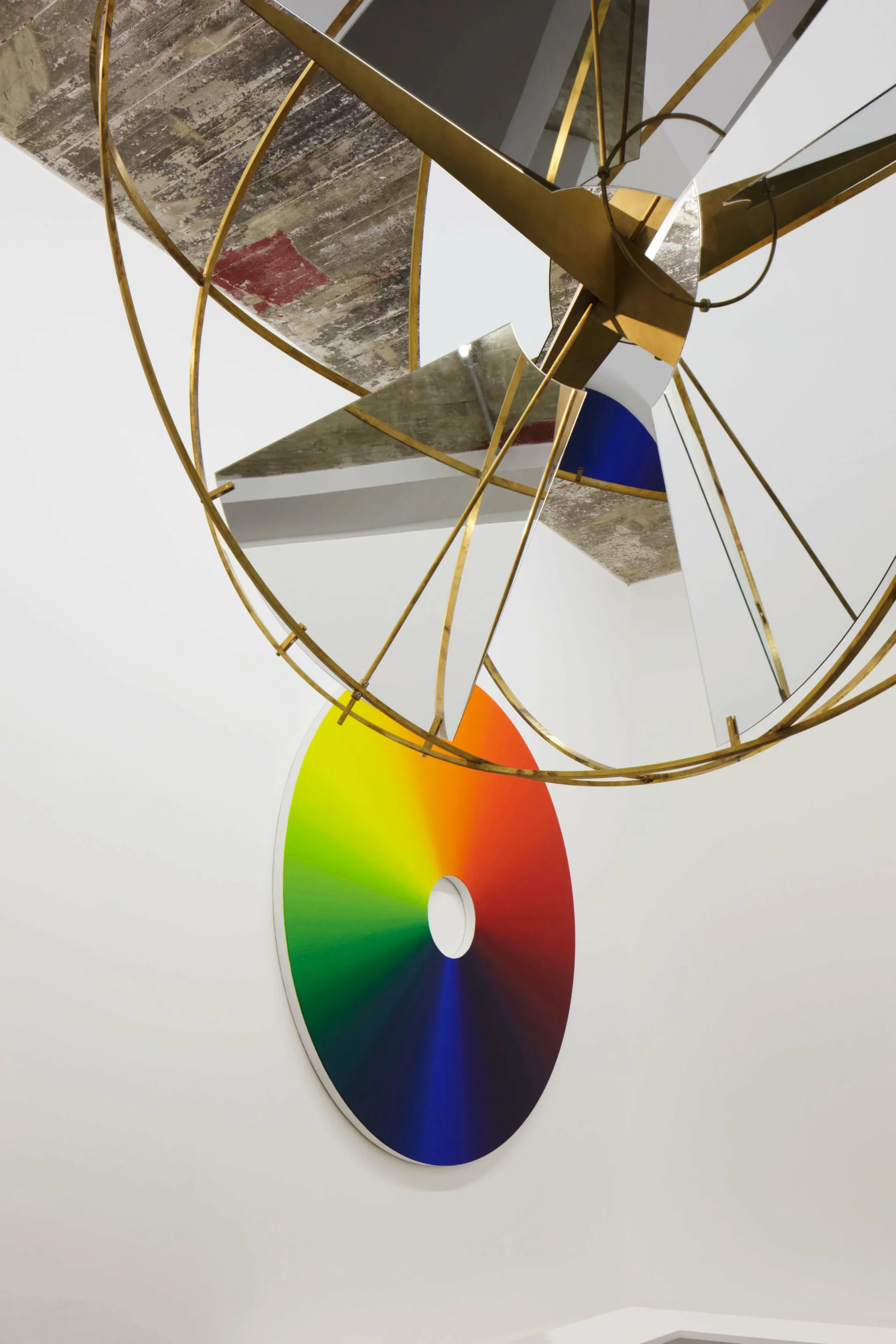 Installationsansicht von Olafur Eliassons Werken Orientation star und Colour experiment no. 10, die mit Spiegeln und Farbspektren Wahrnehmung, Licht und Raum untersuchen.