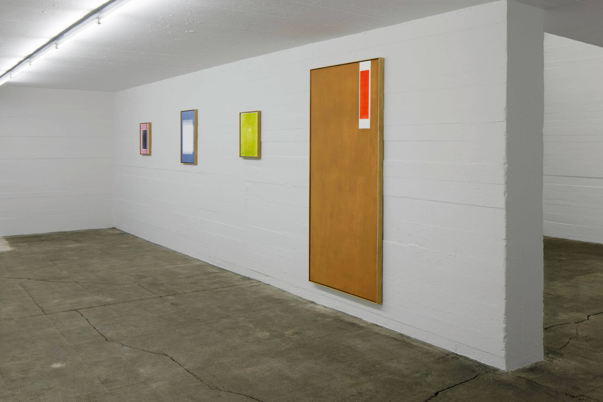 Vier abstrakte Werke von Marieta Chirulescu hängen nebeneinander an einer weißen Wand in einem Ausstellungsraum; jedes Bild zeigt farbige Flächen, Raster oder Rahmen in leicht digital wirkender Ästhetik.