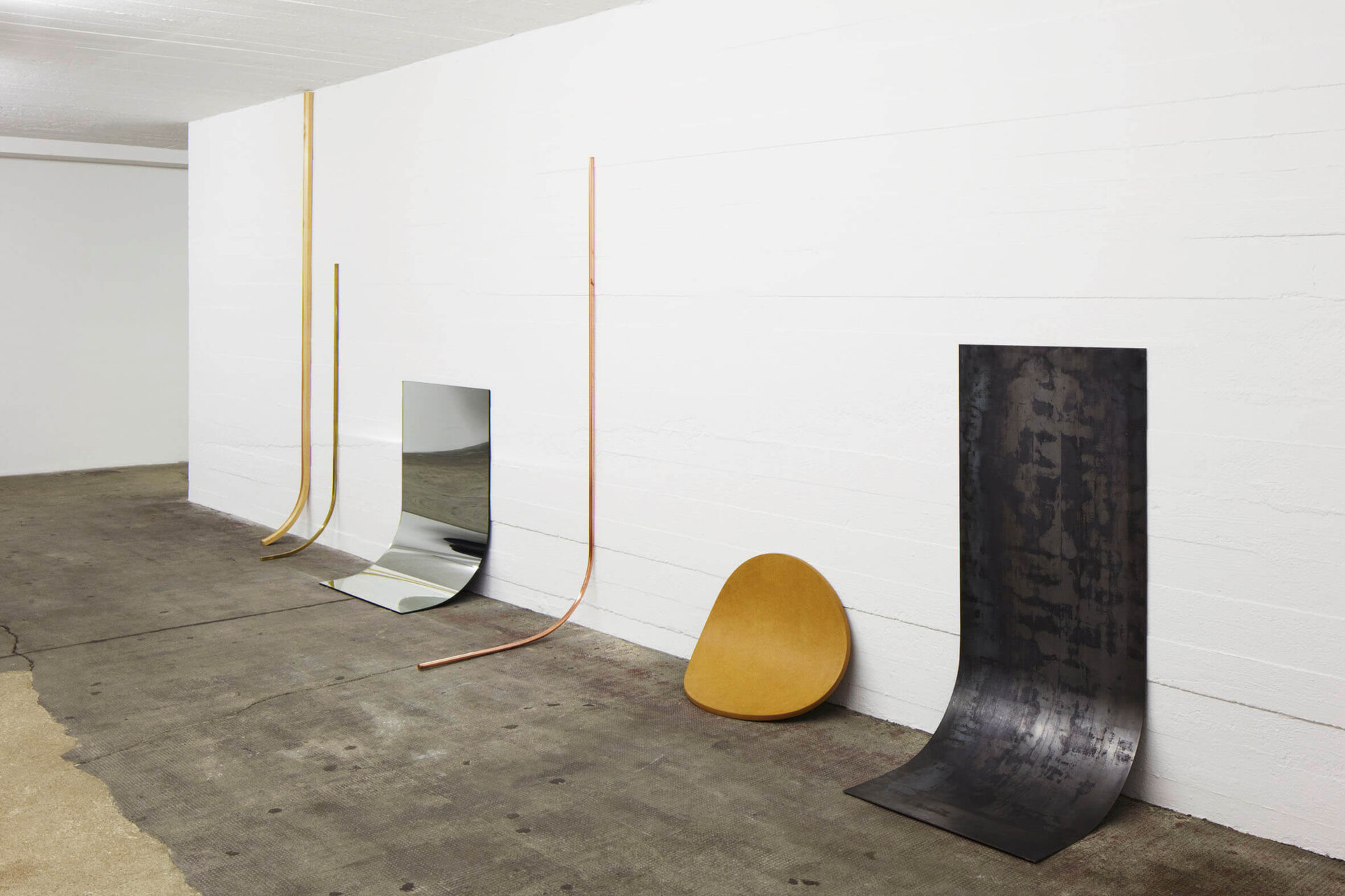 Alicja Kwades Andere Bedingung (Aggregatzustand 4) (2009): Skulpturale Materialien lehnen im Ausstellungsraum der Boros Collection an der Wand.
