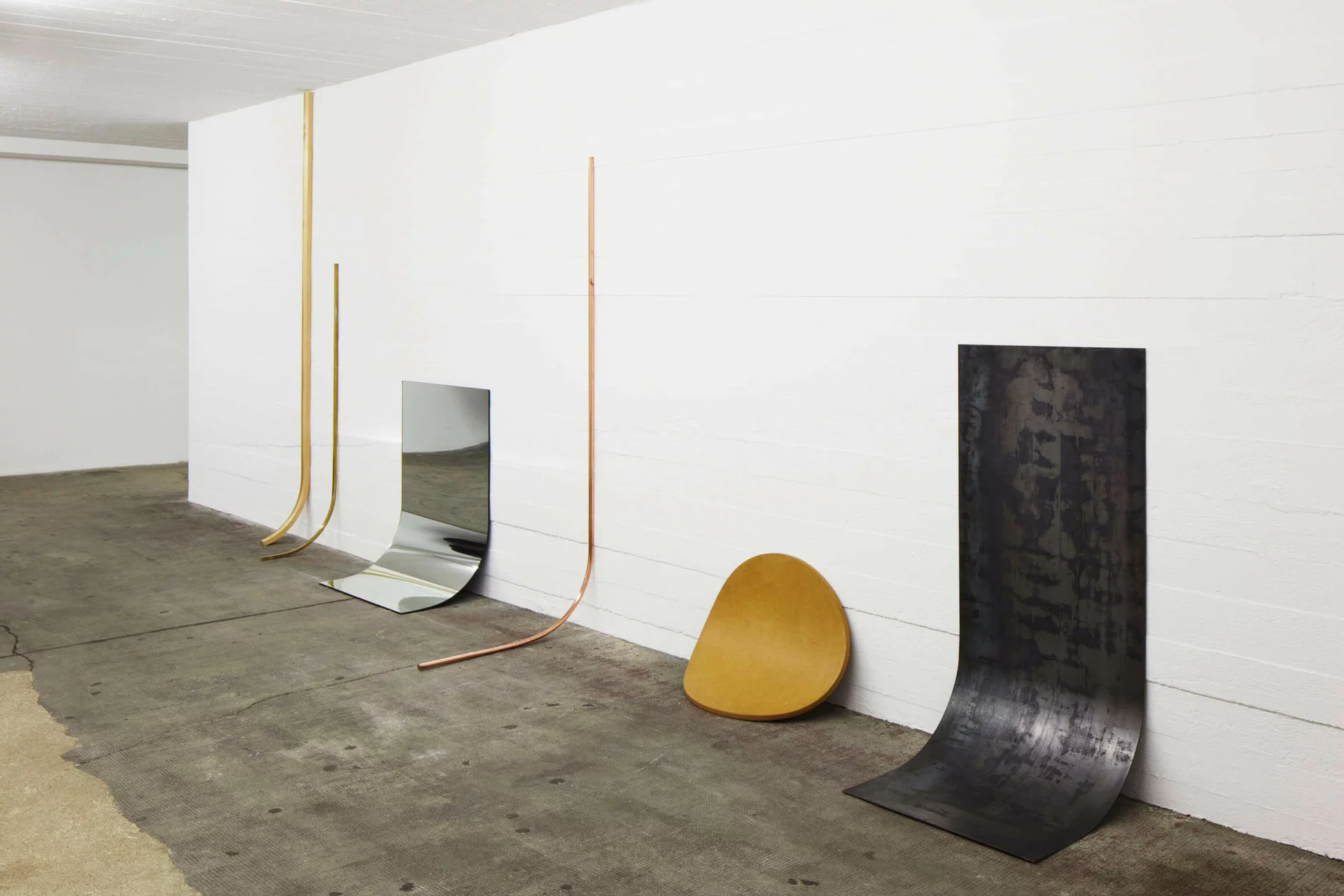 Alicja Kwades Andere Bedingung (Aggregatzustand 4) (2009): Skulpturale Materialien lehnen im Ausstellungsraum der Boros Collection an der Wand.