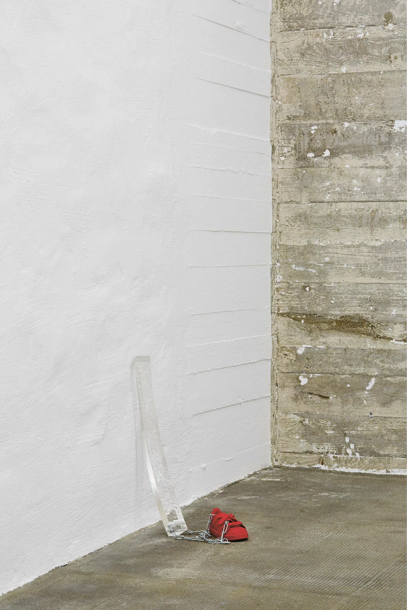 Skulptur mit Acrylstab, Kette und rotem Sneakerfragment – Werk von Yngve Holen in der Boros Collection.