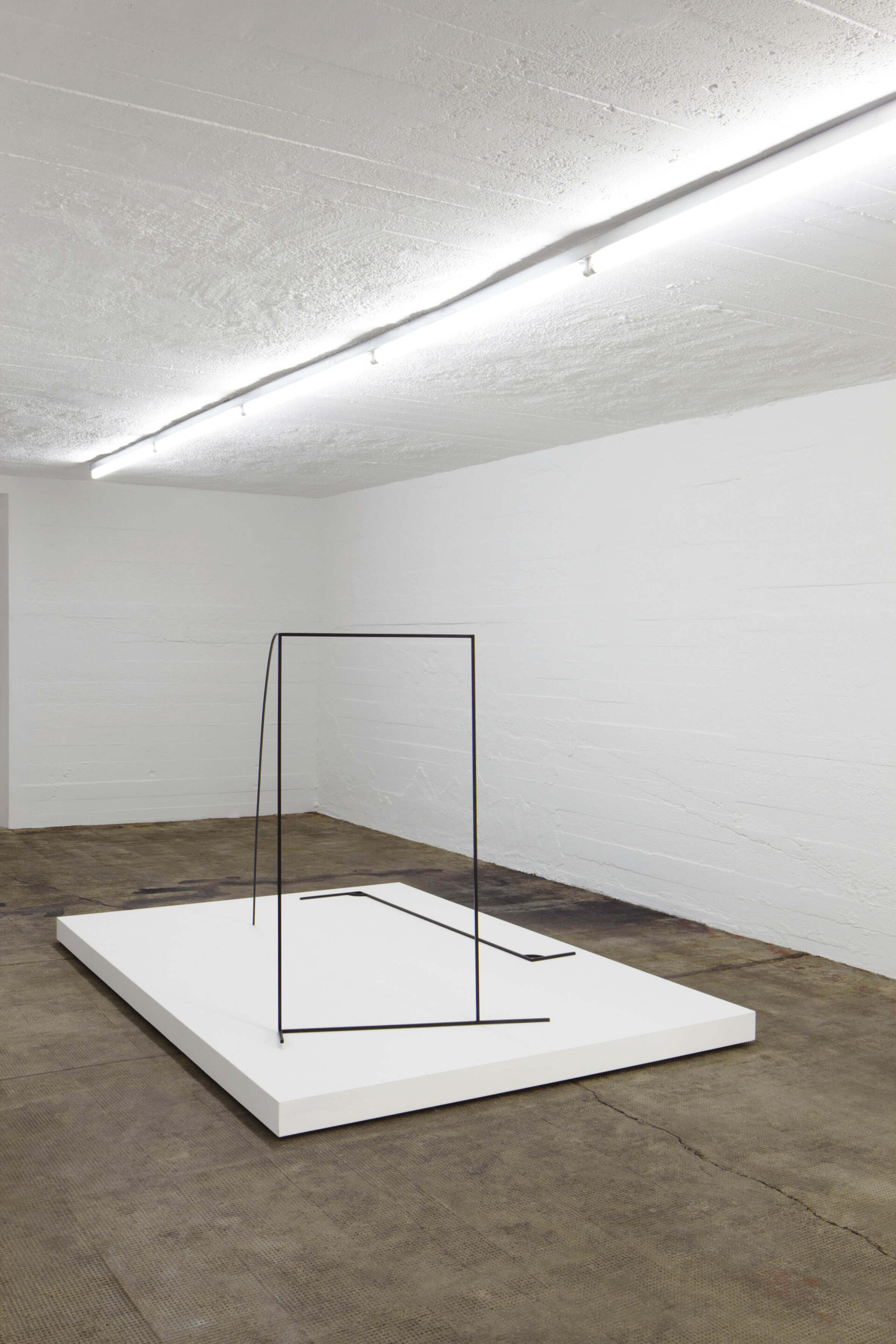 Filigrane Skulptur aus dünnem Metallstab von Thea Djordjadze auf weißem Podest im Raum der Boros Collection.