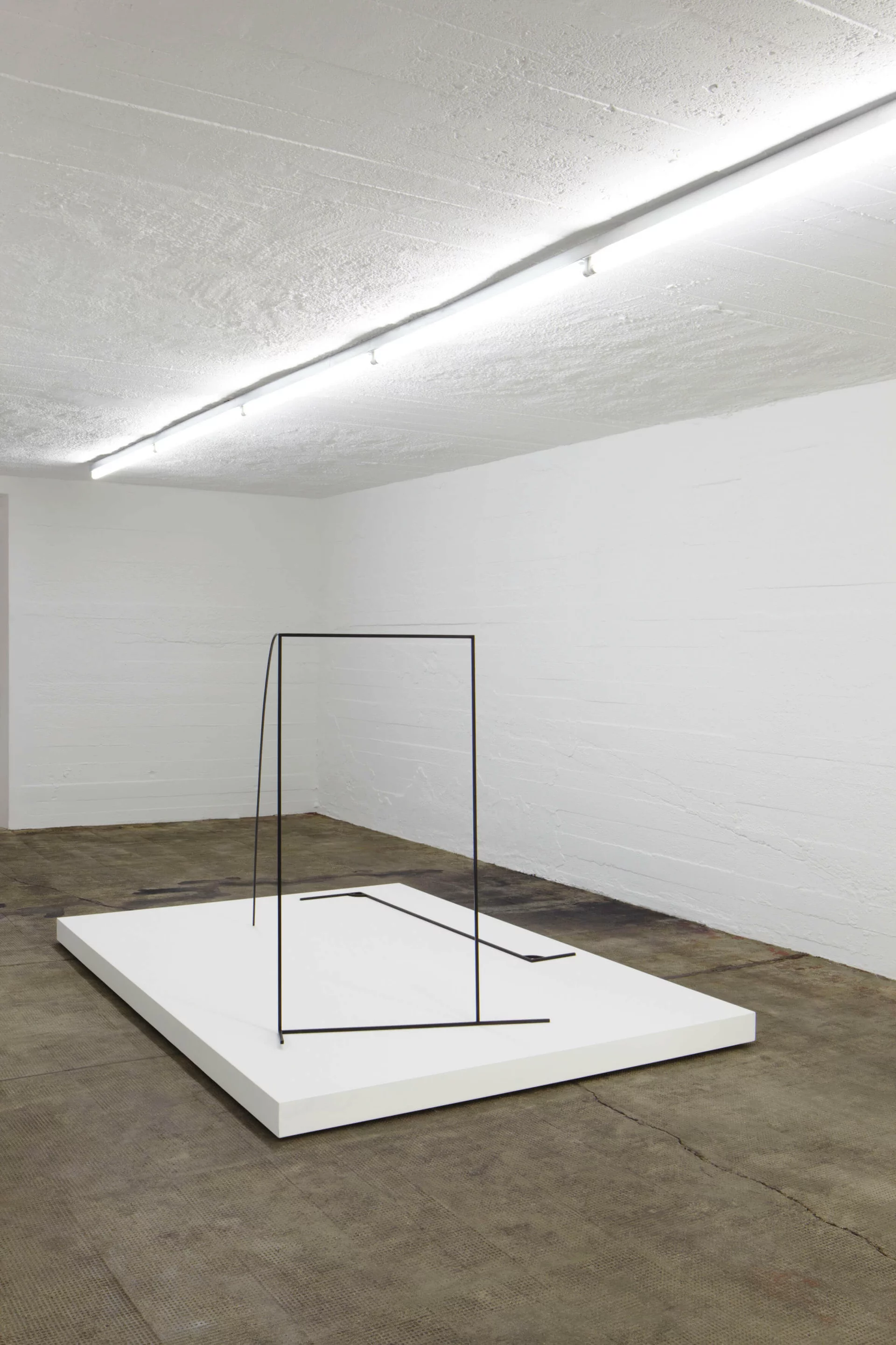 Filigrane Skulptur aus dünnem Metallstab von Thea Djordjadze auf weißem Podest im Raum der Boros Collection.