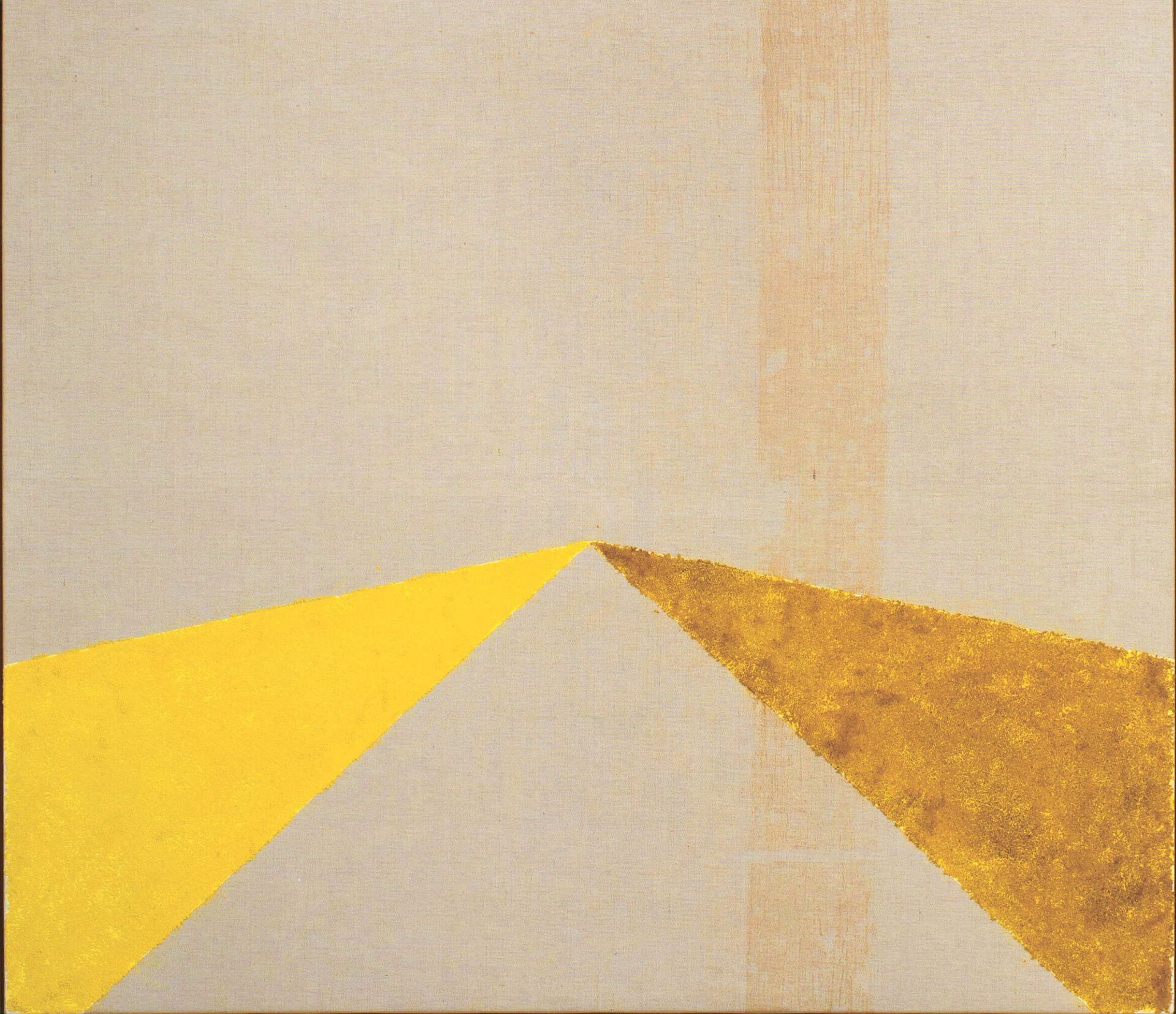 Abstraktes Gemälde auf unbehandelter Leinwand mit zwei sich in der Mitte treffenden Dreiecken: links ein hellgelbes, rechts ein ockerfarbenes, texturiertes Dreieck. Ein senkrechter, heller Streifen durchzieht das Bild von oben nach unten.