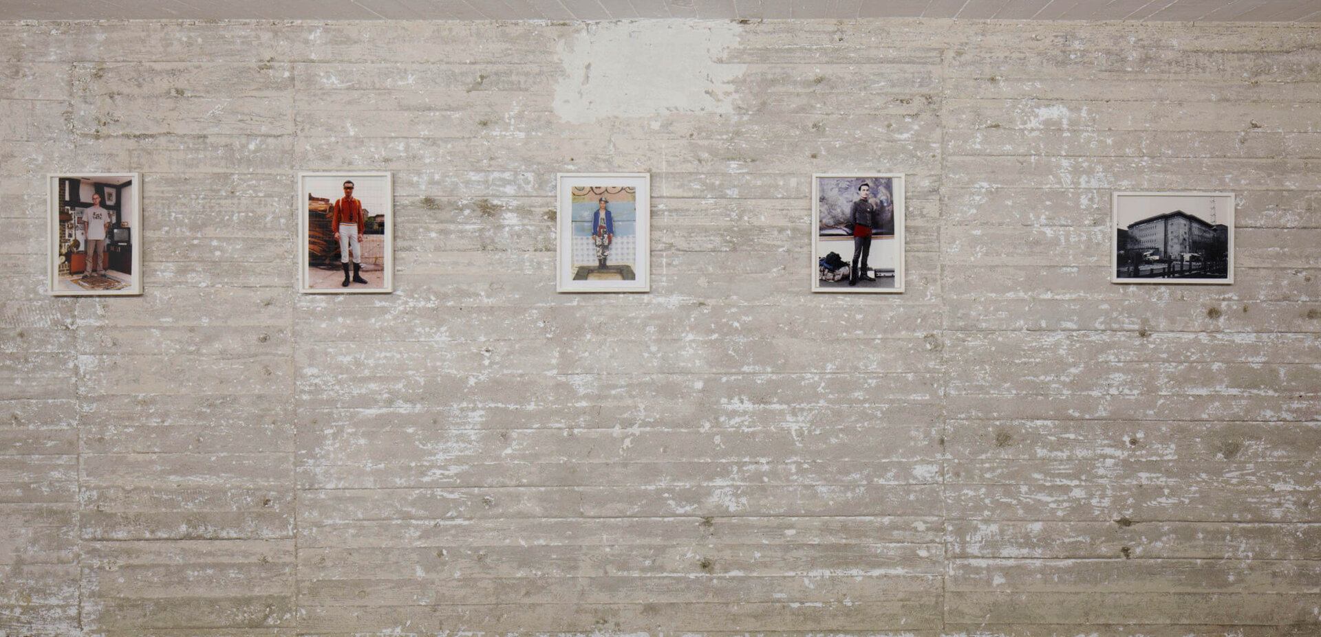 Fünf Fotos von Wolfgang Tillmans aus den 1990er-Jahren zeigen Porträts und eine Bunkeransicht an einer Betonwand im Boros Bunker.