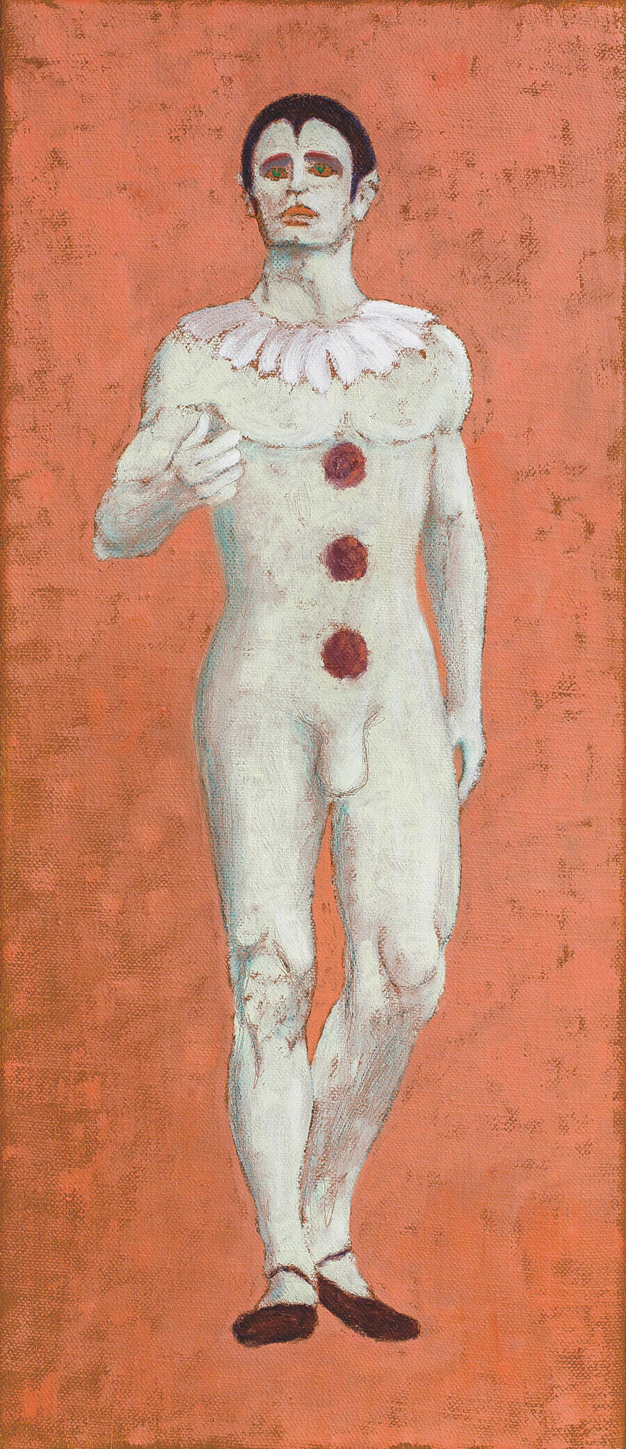 Stehende männliche Figur in Pierrot-Kostüm mit weißer Schminke vor terrakottafarbenem strukturiertem Hintergrund.