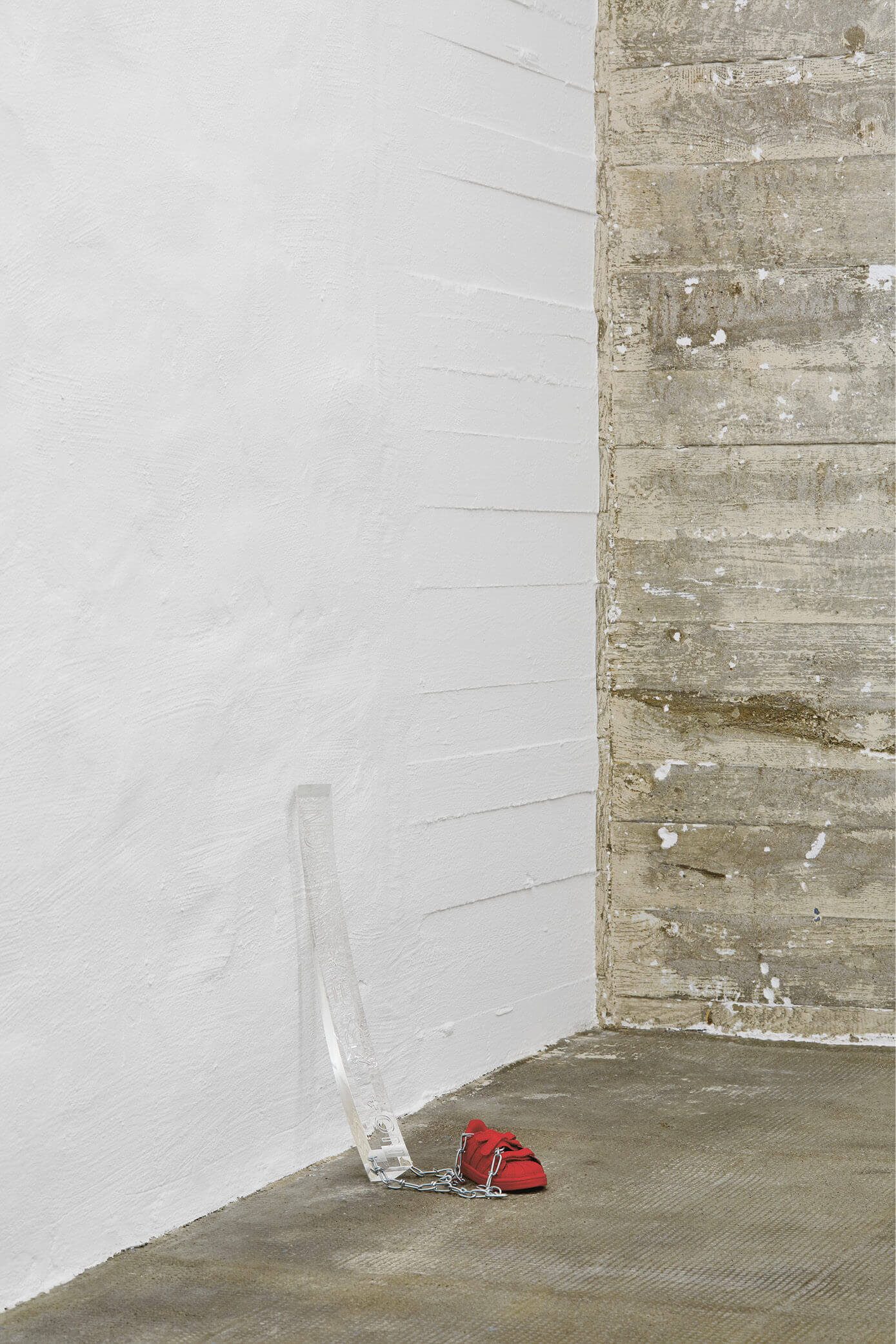 Skulptur mit Acrylstab, Kette und rotem Sneakerfragment – Werk von Yngve Holen in der Boros Collection.
